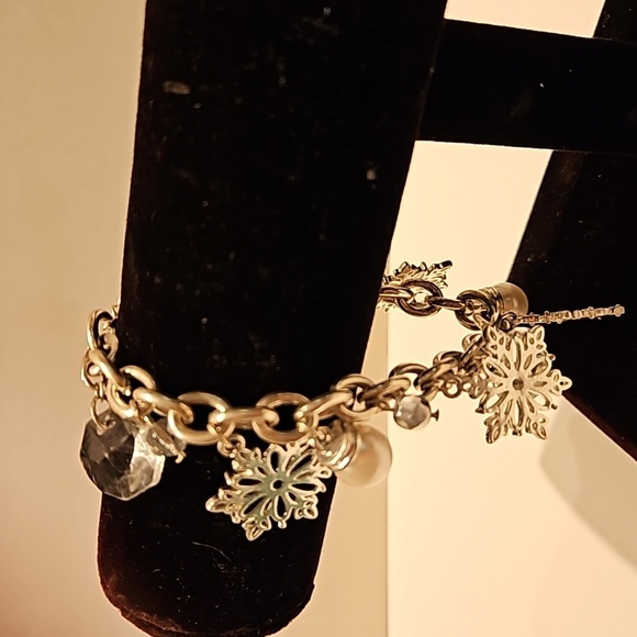 AVON Snowflake Silvertone 7.5" Bracelet - Picture 1 of 9